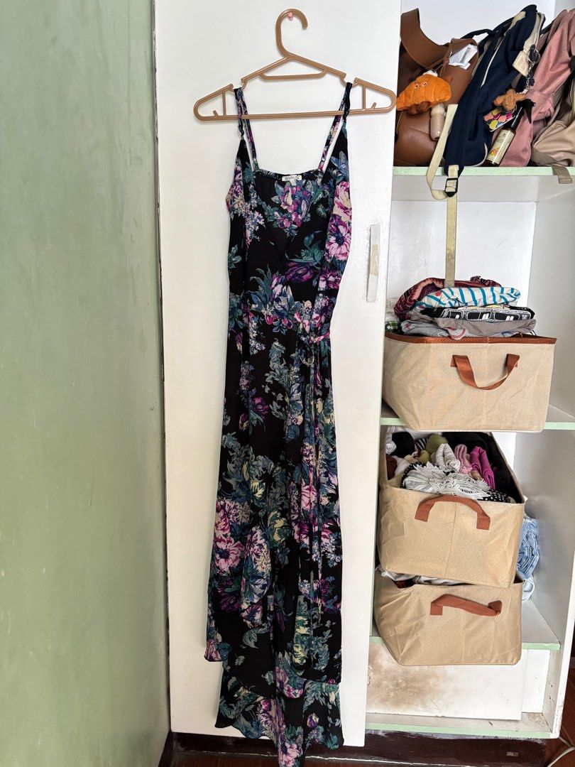Floral Wrap around dress (Category: Dresses) located in Rizal. Submitted by robyngabs (Listing ID 1371852780, Image 1). Description: Fits small to large since its a wrap around dress.
