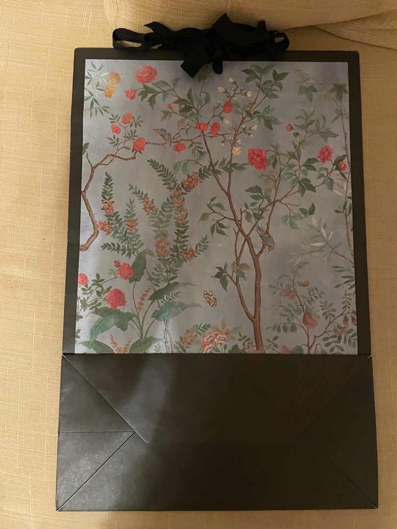 Gucci Paperbag (Category: Luxury Bags & Wallets) located in Cebu City. Submitted by kiki_closet168 (Listing ID 1371802305, Image 2). Description: Size 14in x 21.5in x 6.5im.