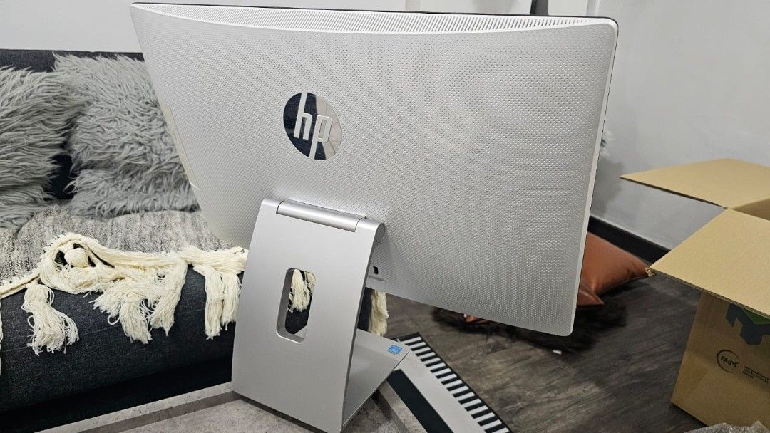 HP EliteDisplay E243d — a 23.8-inch (Category: Desktops) located in Singapore. Submitted by vvoguelyia35133 (Listing ID 1371813311, Image 3). Description: • Model: HP EliteDisplay E243d • Display Size: 23.8 inches (60.5 cm) • Display Type: IPS LCD • Resolution: Full HD (1920 x 1080) • Aspect Ratio: 16:9 • Brightness: 250 nits (typical) • Color Support: 16.7 million colors • Response Time: 5 ms (gray to gray) • Viewing Angle: 178° horizontal / 178
