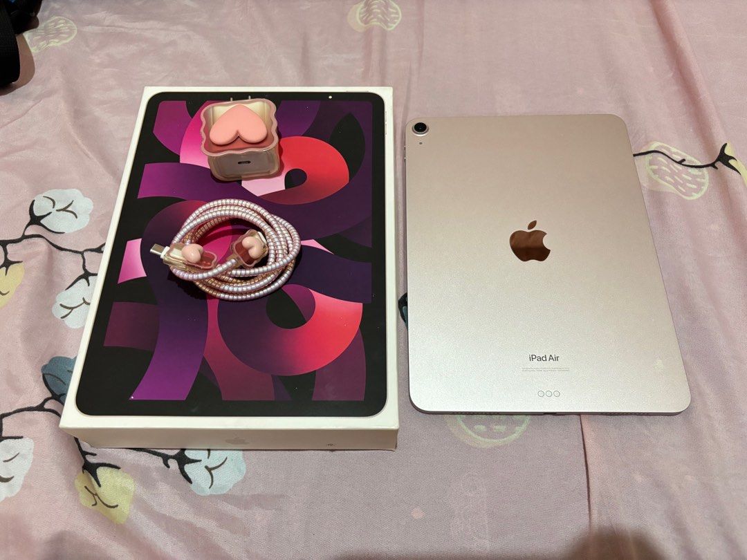 Ipad Air (5th Gen) Wifi (Category: iPad) located in General Santos City (Dadiangas). Submitted by chickenjoycee (Listing ID 1371855709, Image 2). Description: Ipad Air (5th Gen) Wifi With charging cable and power adapter RFS: Upgrade.