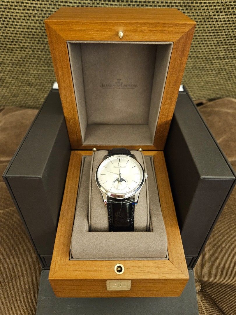 Jaeger LeCoultre Master Ultra Thin Moon (Category: Luxury Watches) located in San Juan City. Submitted by cerga (Listing ID 1371780328, Image 1). Description: Brand new JLC MUT (May 27, 2025) with extended international warraty up to 2033. Sunray silver grey dial w 39m diamter 50m WR 9.3m thin and w interchangable alligator leather strap. New Automatic movement 925 provides 70hrs PR and 28,800 vibrations. This is the perfect timeless Dress Watch!