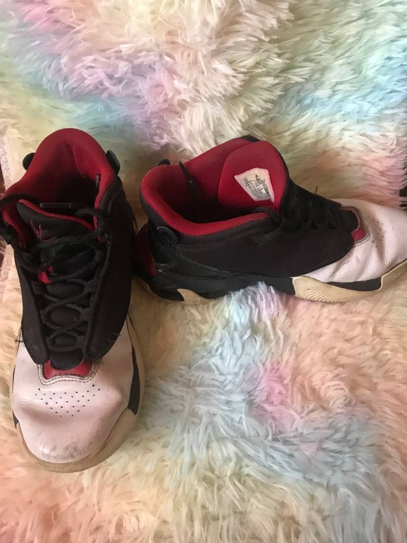 JORDAN MAX AURA 4 (GS) (Category: Sneakers) located in Makati City. Submitted by artscloset (Listing ID 1371840921, Image 2). Description: ORIGINAL PRICE = 7000 WITH ORIGINAL BOX SIZE 5 - 6 ISSUES SEEN IN THE IMAGES.