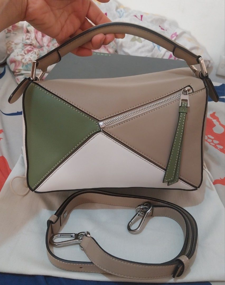 L O E W E (Category: Shoulder Bags) located in Quezon City. Submitted by jonvee2000 (Listing ID 1371865281, Image 1). Description: This is a preloved bag ykk zipped g00d as new coded self authenticate na lang po, ty with dustbag medium size.
