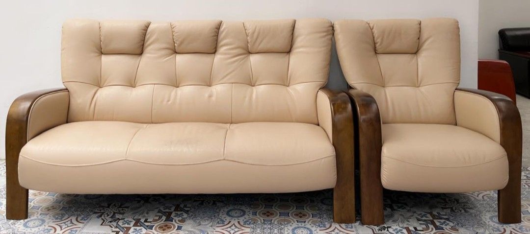 Leather sofa set karimoku brand P16500 (Category: Sofas) located in Valenzuela. Submitted by jenelyn6 (Listing ID 1371748576, Image 1). Description: Leather sofa set karimoku brand P16500.