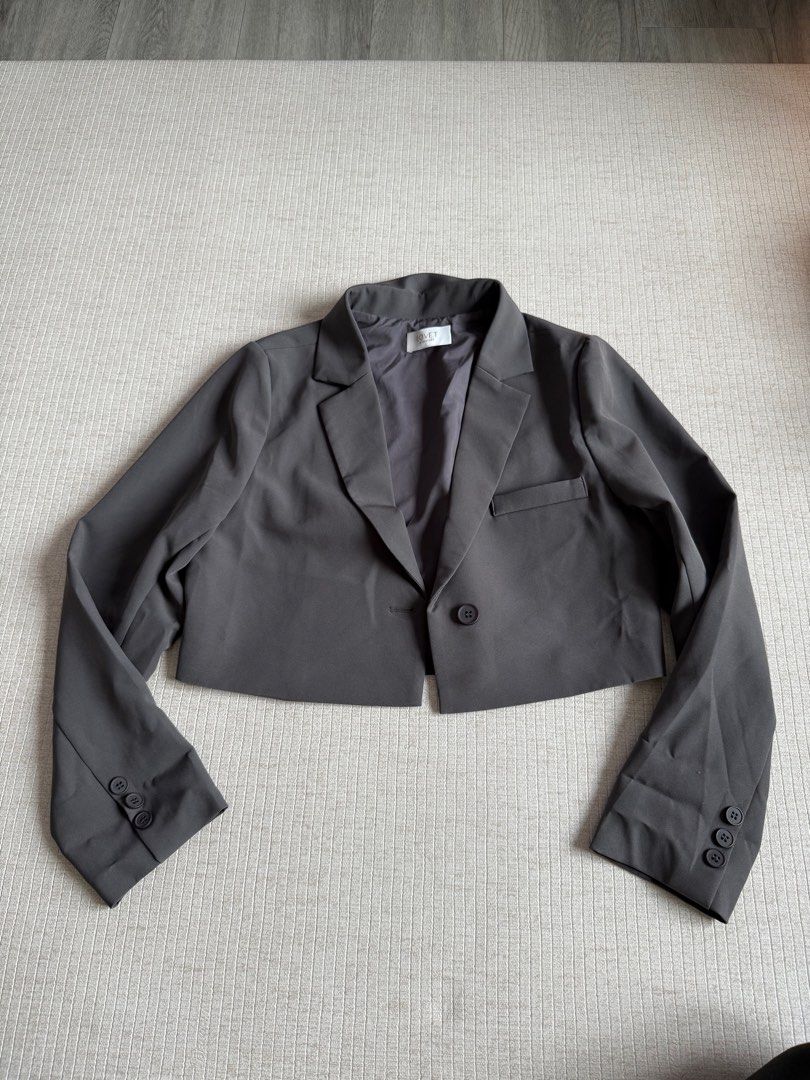 Lovet back to biz cropped blazer gunmetal (Category: Coats, Jackets and Outerwear) located in Singapore. Submitted by koalasontrees (Listing ID 1371765273, Image 3). Description: Worn twice and washed No defects Free mailing with tracking included .