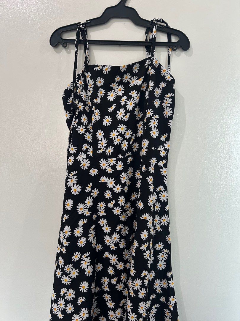 Lovito Black Floral Dress (Category: Dresses) located in Mandaluyong City. Submitted by elixmbm (Listing ID 1371729449, Image 2). Description: - Used once - Small (Height reference: 4’11) MOP: GCash or UB No COD.
