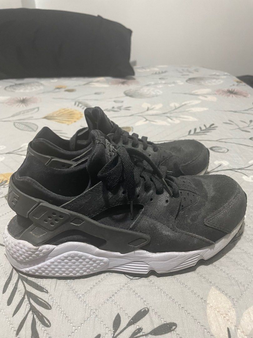 Nike Huarache Black Shoes (Category: Sneakers) located in Makati City. Submitted by kiyashidi (Listing ID 1371853325, Image 2). Description: Selling Nike Huarache Shoes! Rush Selling (Can Lower Price if Get ASAP) Original and Authentic Pair Personally Used No Sole Seperation Size 8 Condition of Shoes are as per pictures Can provide more pictures and videos RFS: Decluttering & Need Funds Location: Makati Payment: BDO GCash PayMaya Cash.