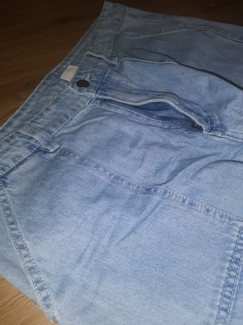 BAGGY CARGO JEANS (Category: Jeans) located in Quezon City. Submitted by aaapanda1131221 (Listing ID 1371888408, Image 2). Description: Waistline - 34 Length - around 105 cm Leg hole - 36.4.
