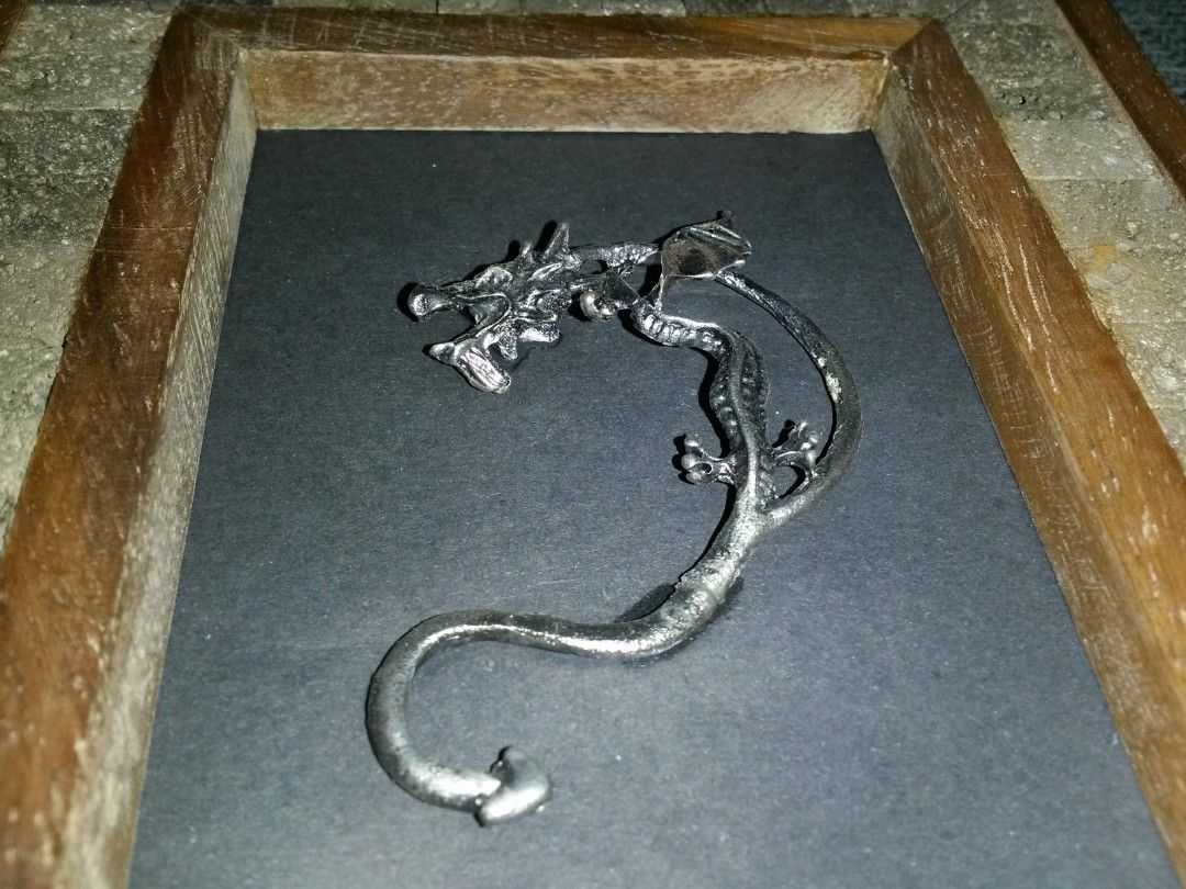 PAJANGAN PERAK - DRAGON (Kategori: Pajangan Antik) berada di Jakarta Pusat. Dikirim oleh woro_woro137573 (ID iklan 1371897678, Gambar 2). Deskripsi: pajangan motif Dragon logam perak bingkai unik - handmade.