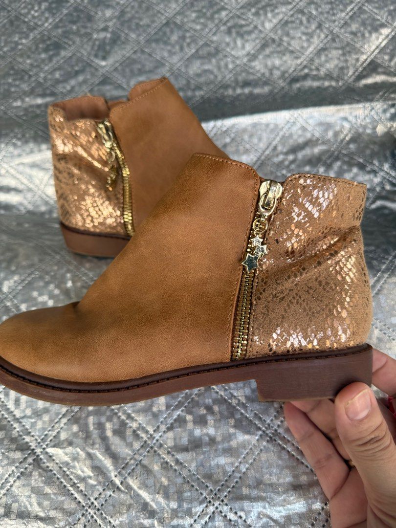 Primark boots for kids (Category: Babies & Kids Fashion) located in Daraga. Submitted by triftshop25 (Listing ID 1371785712, Image 3). Description: Decluttering! Pre love shoes for 7-9 yrs old @Primark boots brown size Eur 32 good as new walang bak bak please take time to look the pictures posted. Selling for 750php @Primark boots black size Eur 33/34 well used po my dents sya sa loob nag bak bak kasi po nka stock lang pero yung labas po malinis.