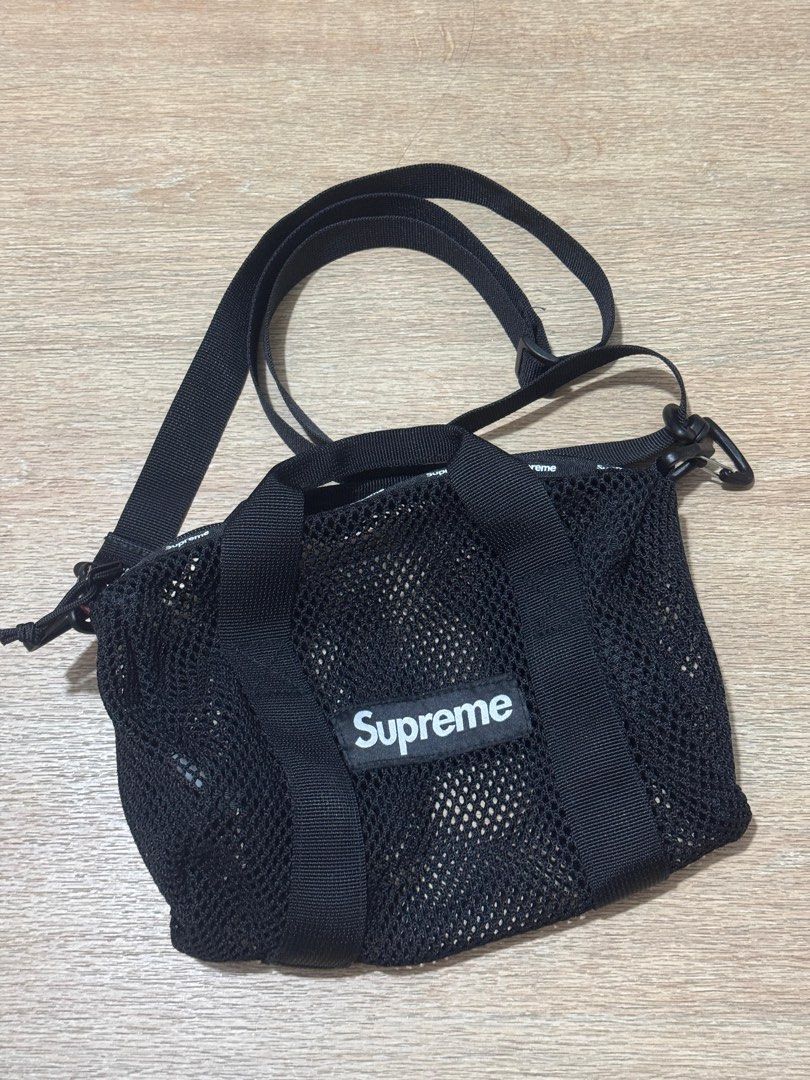 Supreme Duffle bag （分類：腰袋、手提袋、小袋）位於 Hong Kong。 由 hei_hei 提交（商品編號 1371800743，圖片 2）。簡介： Mini supreme duffle bag $550 99.9新淨,無單。只用過一兩次。 可SF。