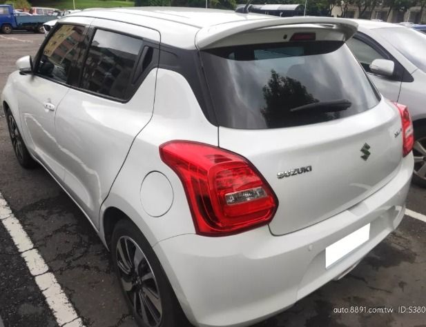 由 sweet970230581 (刊登 ID 1371794238，圖片 3) 提交，位於 台中市 (Taichung) 的 Suzuki Swift 2018款 白色 1.1L以下 里程5萬💕甜甜價18萬💕實車實價 車商勿擾 車輛流動快 歡迎預約賞車 第三方認證車 (類別：汽車出售)，說明：賞車請先提前預約~ 以免白跑一趟喔!! ★★★限量車款★★★ ★★★超優惠釋出★★★ 每天多組客戶需要賞車/交車/過戶 北/中/南皆有營運處 快來私訊我： 李小姐 服務專線：0️⃣ 9️⃣ 1️⃣ 1️⃣ 6️⃣ 9️⃣ 3️⃣ 1️⃣ 1️⃣ 9️⃣ --------------------------- 🈚 泡水車 🈚 事故車 🈚 權利車 ✅ 第三方認證✅ 透明車檢報告 ✅ 一手車 ✅ 錯過可惜 ✅ 里程保證 ✅ 購車享兩年或是里程保固 配備： 循跡系統 Keyless免匙系統 安全氣囊 中控鎖 ABS防鎖死 定速系統 多功能方向盤 恆溫空調 倒車雷達 真皮/皮革座椅 -------
