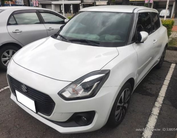 由 sweet970230581 (刊登 ID 1371794238，圖片 2) 提交，位於 台中市 (Taichung) 的 Suzuki Swift 2018款 白色 1.1L以下 里程5萬💕甜甜價18萬💕實車實價 車商勿擾 車輛流動快 歡迎預約賞車 第三方認證車 (類別：汽車出售)，說明：賞車請先提前預約~ 以免白跑一趟喔!! ★★★限量車款★★★ ★★★超優惠釋出★★★ 每天多組客戶需要賞車/交車/過戶 北/中/南皆有營運處 快來私訊我： 李小姐 服務專線：0️⃣ 9️⃣ 1️⃣ 1️⃣ 6️⃣ 9️⃣ 3️⃣ 1️⃣ 1️⃣ 9️⃣ --------------------------- 🈚 泡水車 🈚 事故車 🈚 權利車 ✅ 第三方認證✅ 透明車檢報告 ✅ 一手車 ✅ 錯過可惜 ✅ 里程保證 ✅ 購車享兩年或是里程保固 配備： 循跡系統 Keyless免匙系統 安全氣囊 中控鎖 ABS防鎖死 定速系統 多功能方向盤 恆溫空調 倒車雷達 真皮/皮革座椅 -------