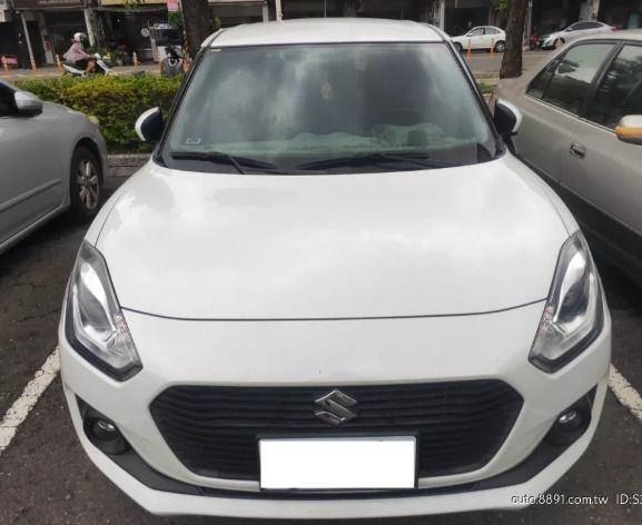 由 sweet970230581 (刊登 ID 1371794238，圖片 1) 提交，位於 台中市 (Taichung) 的 Suzuki Swift 2018款 白色 1.1L以下 里程5萬💕甜甜價18萬💕實車實價 車商勿擾 車輛流動快 歡迎預約賞車 第三方認證車 (類別：汽車出售)，說明：賞車請先提前預約~ 以免白跑一趟喔!! ★★★限量車款★★★ ★★★超優惠釋出★★★ 每天多組客戶需要賞車/交車/過戶 北/中/南皆有營運處 快來私訊我： 李小姐 服務專線：0️⃣ 9️⃣ 1️⃣ 1️⃣ 6️⃣ 9️⃣ 3️⃣ 1️⃣ 1️⃣ 9️⃣ --------------------------- 🈚 泡水車 🈚 事故車 🈚 權利車 ✅ 第三方認證✅ 透明車檢報告 ✅ 一手車 ✅ 錯過可惜 ✅ 里程保證 ✅ 購車享兩年或是里程保固 配備： 循跡系統 Keyless免匙系統 安全氣囊 中控鎖 ABS防鎖死 定速系統 多功能方向盤 恆溫空調 倒車雷達 真皮/皮革座椅 -------