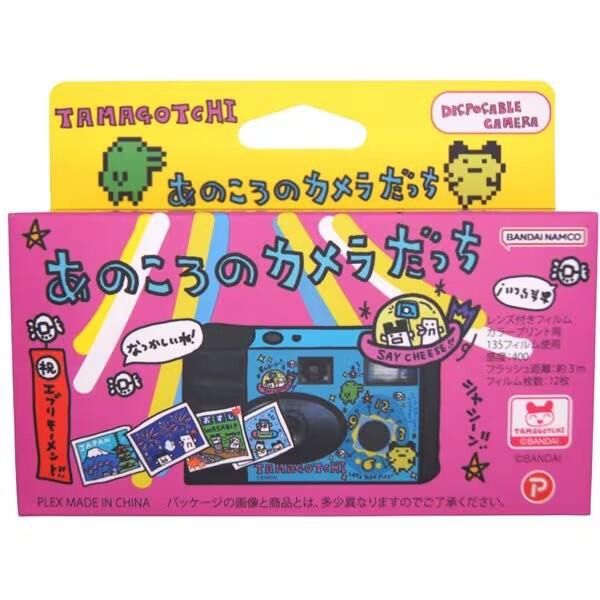 由 tpoodesi (刊登 ID 1371772890，圖片 1) 提交，位於 高雄市 (Kaohsiung) 的 塔麻可吉TAMAGOTCHI 底片相機 (類別：相機)，說明：【商品介紹】 🌟為了紀念電子雞（塔麻可吉）的生日，一次性相機“あのころのカメラだっち”現已上市！ 🌟以當時設計師繪製的電子雞UFO為主角的90年代懷舊風格設計！為你的寵物、朋友、風景等拍一張特別的照片吧！ 【商品規格】 底片數：12枚 ISO400 附閃光燈功能 正版商品，今年2025／4月從日本大阪購回！可私訊看更多細節！ 💥拍照會有電子雞的可愛效果💥。