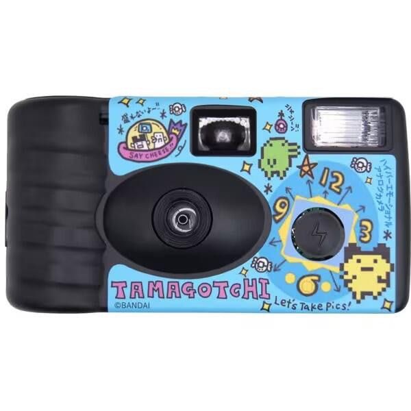 由 tpoodesi (刊登 ID 1371772890，圖片 3) 提交，位於 高雄市 (Kaohsiung) 的 塔麻可吉TAMAGOTCHI 底片相機 (類別：相機)，說明：【商品介紹】 🌟為了紀念電子雞（塔麻可吉）的生日，一次性相機“あのころのカメラだっち”現已上市！ 🌟以當時設計師繪製的電子雞UFO為主角的90年代懷舊風格設計！為你的寵物、朋友、風景等拍一張特別的照片吧！ 【商品規格】 底片數：12枚 ISO400 附閃光燈功能 正版商品，今年2025／4月從日本大阪購回！可私訊看更多細節！ 💥拍照會有電子雞的可愛效果💥。