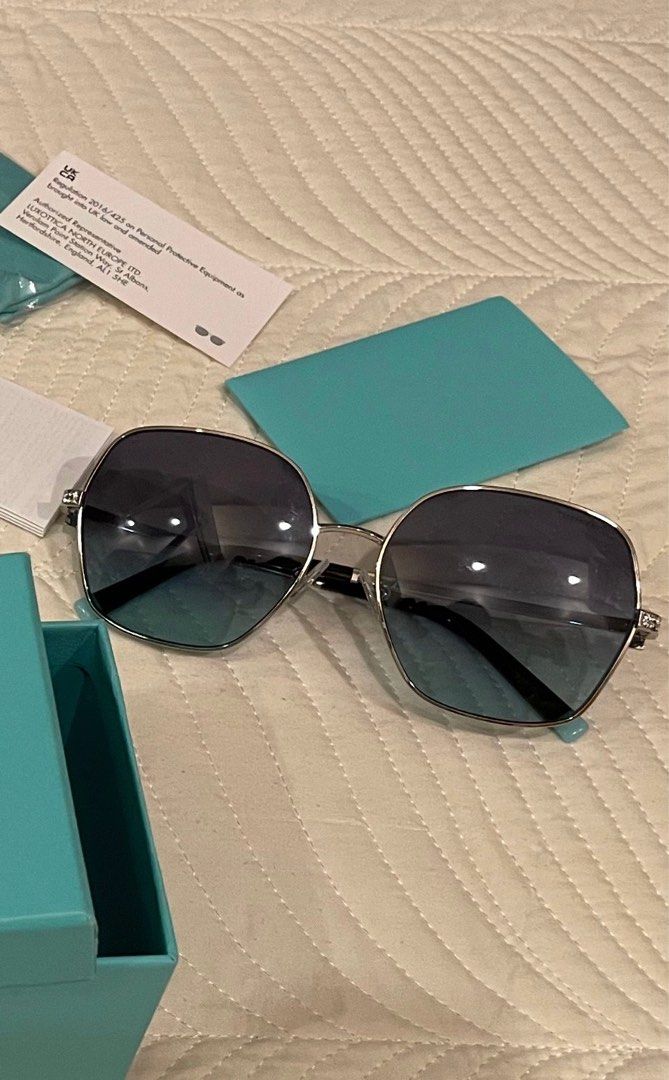 Tiffany & Co. Sunglasses (Category: Sunglasses & Eyewear) located in Manila. Submitted by chuckcool (Listing ID 1371790228, Image 2). Description: Unused gift Lalamove pickup only North caloocan.