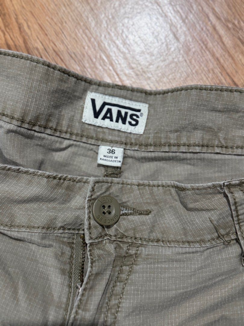 VANS CARGO SHORTS (Category: Shorts) located in Quezon City. Submitted by _berj_ (Listing ID 1371731246, Image 3). Description: LEGIT✅ -WAIST: 36-40 -LENGTH: 23 -INSEAM: 12 -OPENING: 12 Issue light stains PRICE: 399 nalang ✅ .