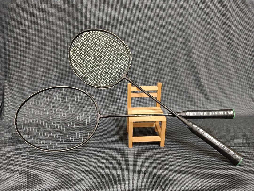 由 o-mart (刊登 ID 1371761909，圖片 1) 提交，位於 新北市 (New Taipei) 的 YONEX all carbon GRAPHITE RACKET 羽球拍 羽毛球拍 兩支一起賣 (類別：球拍和球類運動)，說明：YONEX all carbon GRAPHITE RACKET 羽球拍 羽毛球拍 兩支一起賣。