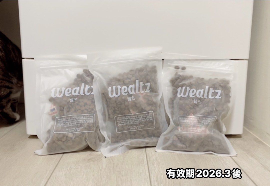 由 shps0423 (刊登 ID 1367066077，圖片 3) 提交，位於 台北市 (Taipei) 的 數量多，全新非即期！維爾滋300g 成貓食譜/全齡貓鮭魚 (類別：寵物食品)，說明：🐱 維爾滋 無穀成貓食譜 專為 1 歲以上成貓設計，提供高品質蛋白與完整營養，支持貓咪健康成長。 ￼ 產品特色： • 80% 高肉類蛋白，主成分為新鮮去骨雞肉與濃縮雞肉，搭配少量魚肉，滿足貓咪對蛋白質的需求。 • 無穀低 GI 配方，避免添加玉米、大豆、馬鈴薯，減少過敏源。 • 富含益生菌與膳食纖維，有助於毛球控制與腸道健康。 • 添加葡萄糖胺與軟骨素，支持關節健康。 • 無防腐劑、人工添加劑與副產品，確保食材純淨。 • 獨立夾鏈包裝，保持飼料新鮮。 🐟 維爾滋 無穀全齡貓鮭魚食譜 適用於 2 個月以上貓咪，特別添加鮭魚與超級食物，提供全面營養支持。 ￼ 產品特色： • 新鮮鮭魚與肉類蛋白質，提供豐富 Omega-3 脂肪酸，促進皮毛健康。 • 無穀無麩質配方，避免添加玉米、大豆、馬鈴薯，減