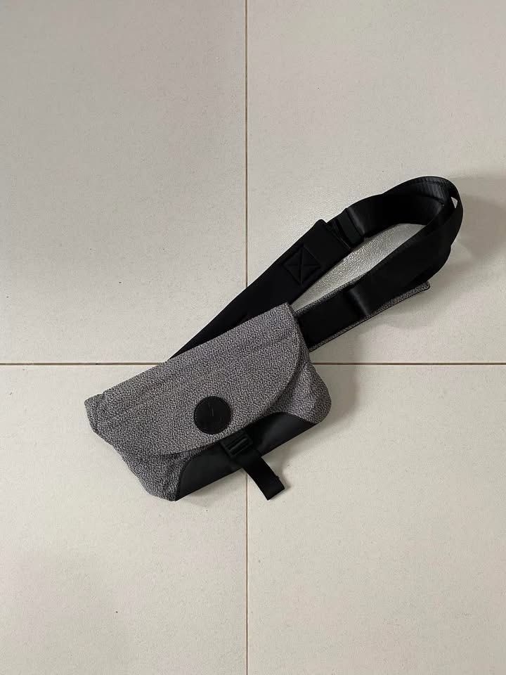 Alpaka belt bag/ sling bag (Category: Belt bags, Clutches and Pouches) located in Manila. Submitted by bossManboss (Listing ID 1366914216, Image 1). Description: Alpaka Anti-Theft Beltbag Excellent condition High quality parang Pacsafe and unique hardwares. Search nyo super mahal din 😊 Php 1000 ONLY steal price.