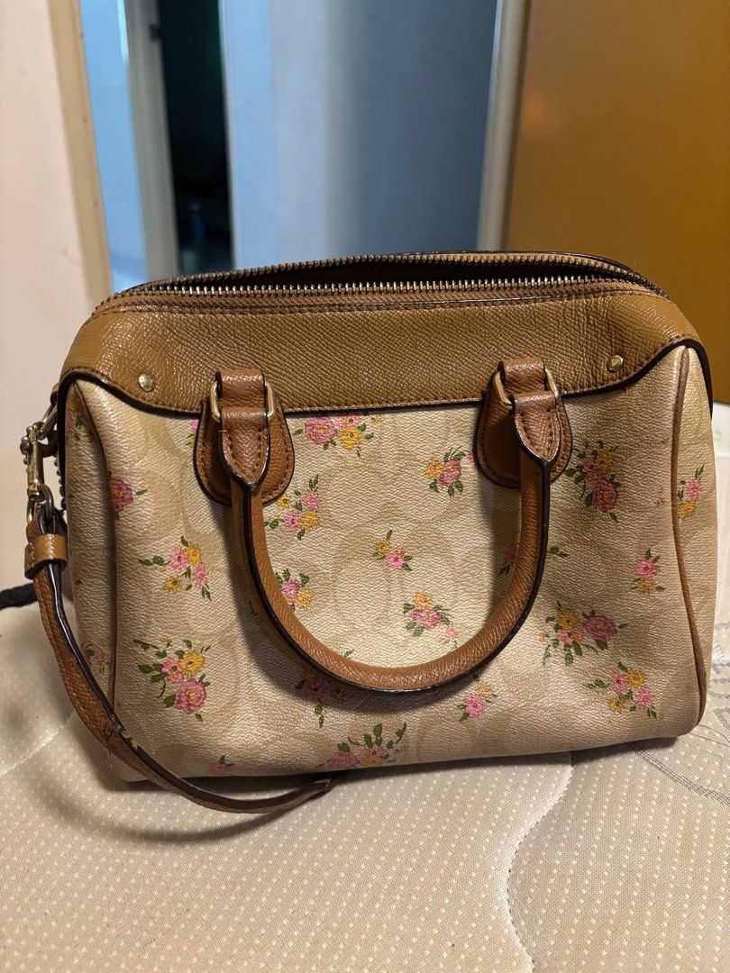 Coach speedy two way (Category: Bags & Wallets) located in Kuala Lumpur. Submitted by bad.dini (Listing ID 1366942789, Image 3). Description: MINI BENNETT SATCHEL IN SIGNATURE CANVAS WITH DAISY BUNDLE PRINT 🌸 Preloved authentic item🫶🏻 Some minor defects and flaws but unnoticeable on the tag. Some slight bag press on the sling but can be polished with leather cleaner. 23cm (L) x 16.5cm (H) x 13cm (W) Selling cheap!.