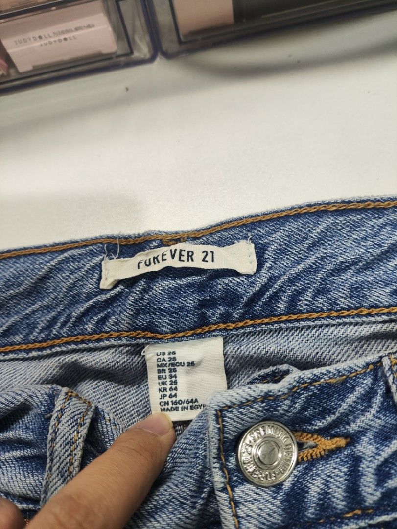 Forever 21 Mom Ripped Jeans (Category: Jeans) located in Talisay. Submitted by kuronuma (Listing ID 1367025375, Image 2). Description: 𖹭 rfs: declutter 𖹭 Mop : Gcash, BDO, Maya, Gotyme, BPI.