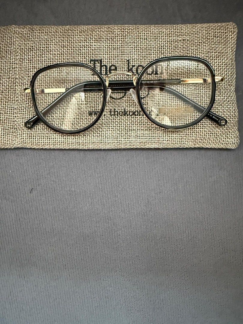 Korean frames (Category: Sunglasses & Eyewear) located in Singapore. Submitted by shopaholicpiglet (Listing ID 1367018930, Image 1). Description: New Korean Spectacles Frame - $40.