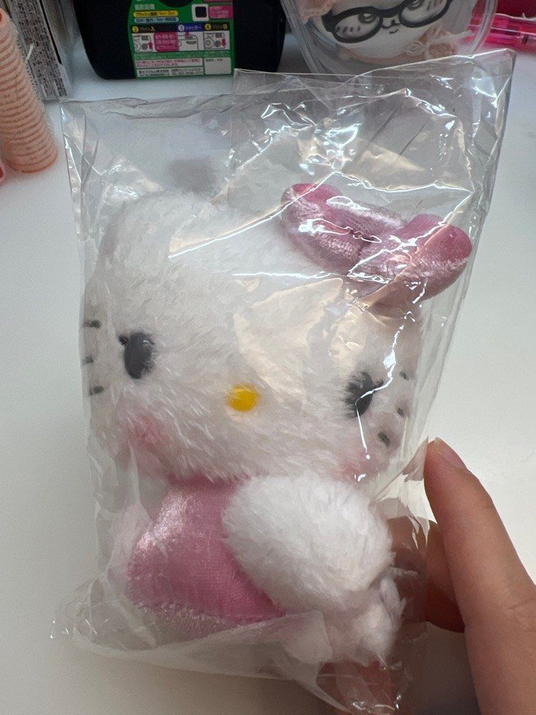 Hello Kitty公仔 （分類：絨毛玩具）位於 Hong Kong。 由 lck516 提交（商品編號 1366933257，圖片 1）。簡介： 不是正品！不是正品！不是正品！ 請自行斟酌🙏🏻 不喜勿噴 朋友送嘅但係我唔鍾意hello kitty😗 九龍灣/藍田面交/sf到付 pm自行定價🫰🏻。