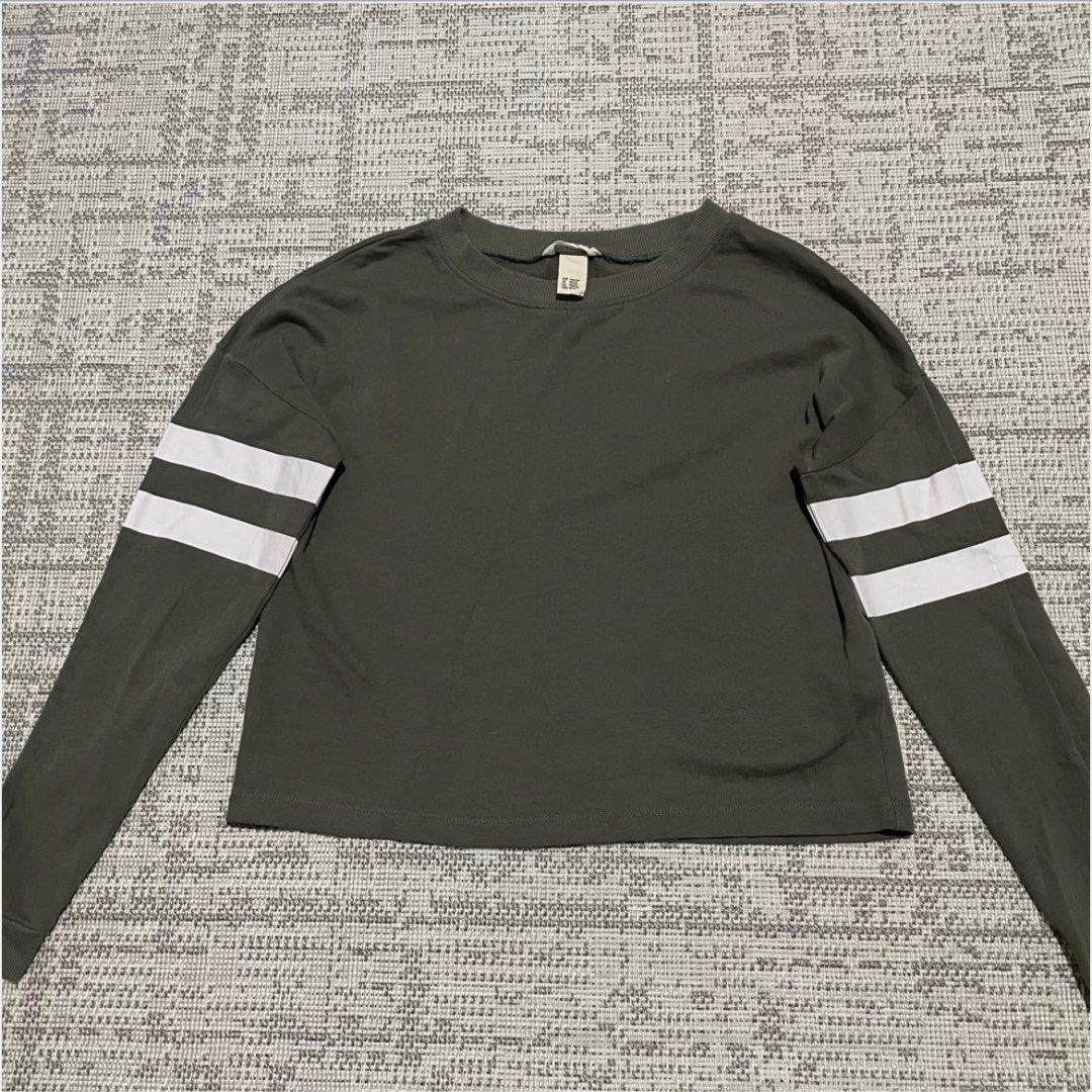 H&M Cropped Sweater (Category: Longsleeves) located in Marikina City. Submitted by icebear0821 (Listing ID 1367080895, Image 2). Description: • can fit small - midsize frame .