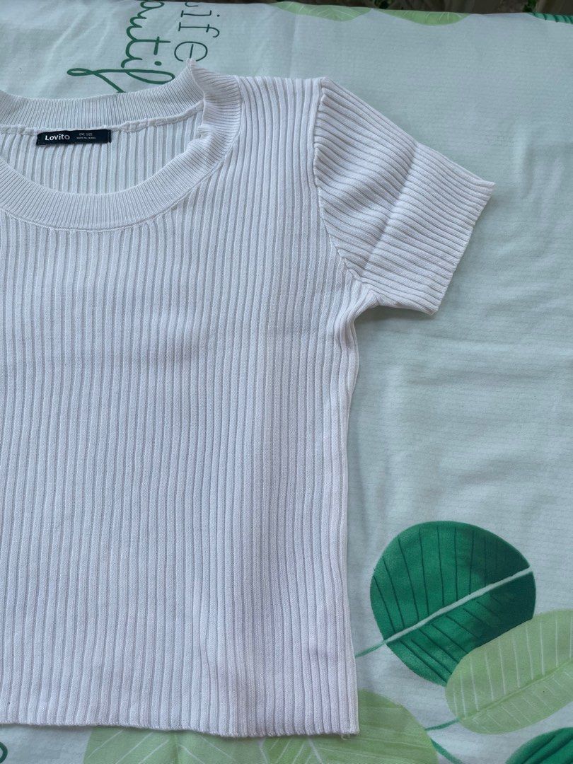 H&M Divided White Ribbed Blouse Top (XS) (Category: Shirts) located in Rizal. Submitted by skymunch (Listing ID 1367054973, Image 3). Description: Payment methods: Gcash, BPI 📌 Color may vary due to lighting 📌 Item needs washing 📌 No cancellation.