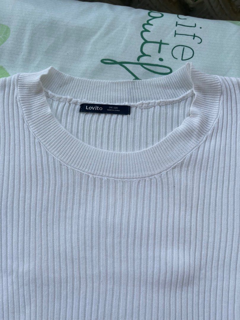 H&M Divided White Ribbed Blouse Top (XS) (Category: Shirts) located in Rizal. Submitted by skymunch (Listing ID 1367054973, Image 2). Description: Payment methods: Gcash, BPI 📌 Color may vary due to lighting 📌 Item needs washing 📌 No cancellation.