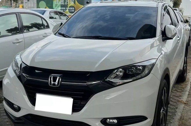 由 pipi1108cc (刊登 ID 1366960256，圖片 1) 提交，位於 台中市 (Taichung) 的 Honda HR-V 2018款 VTi 白色 🔍️售價：23萬 🔍️出廠：2018年 🔍️行駛里程：9萬公里 🔍️乘客數：5門5座 🔍️排氣量：1.8L (類別：汽車出售)，說明：🔍️廠牌型號：Honda HR-V 2018款 VTi 白色 🔍️售價：23萬 🔍️出廠：2018年 🔍️行駛里程：9萬公里 🔍️乘客數：5門5座 🔍️排氣量：1.8L 🔍️引擎燃料：汽油 🔍️驅動方式：2WD ★重要資訊★ 車輛均有第三方認證 ⭕️專業鑑定⭕️合格認證 ⭕️檢定報告⭕️一覽無疑 📣便宜賣🚫無事故🚫無泡水🚫無待修 提供💯完整第三方認證合格檢驗報告 保證✅實車實價✅車況透明✅安心購車 ★提供車況原始表 ★車況與認證表不符，退車並全額退費 ◎歡迎私訊預約賞車◎ ★早上10點到晚上18點 ★Line ID : pipi1108 ★聯絡電話：0️⃣