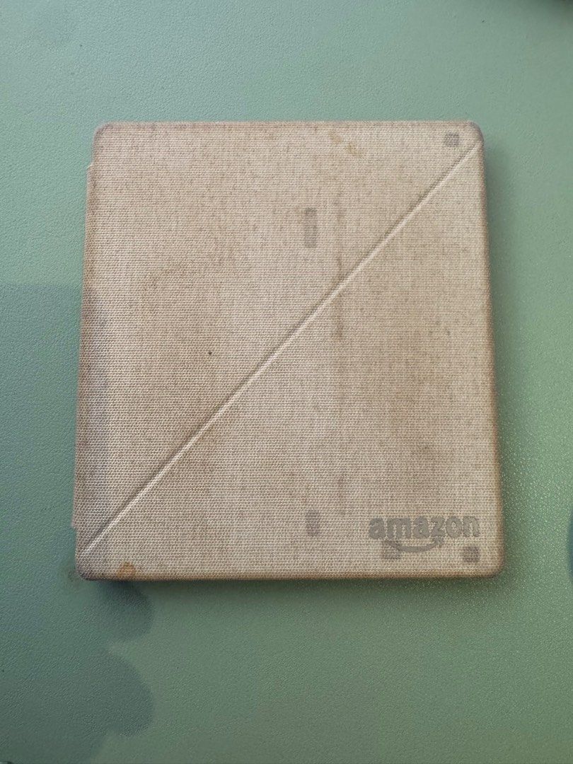 Kindle Oasis (1st Gen, 2016) – Great Condition (Category: E-Readers) located in Singapore. Submitted by markmark21 (Listing ID 1367068428, Image 2). Description: Selling my Kindle Oasis 1st Gen (2016 release) – ultra-light and premium e-reader. • Includes main device with charging cover • Screen is flawless, no scratches • All buttons work perfectly, battery still holds charge well • Lightweight design with physical page turn buttons – perfect fo