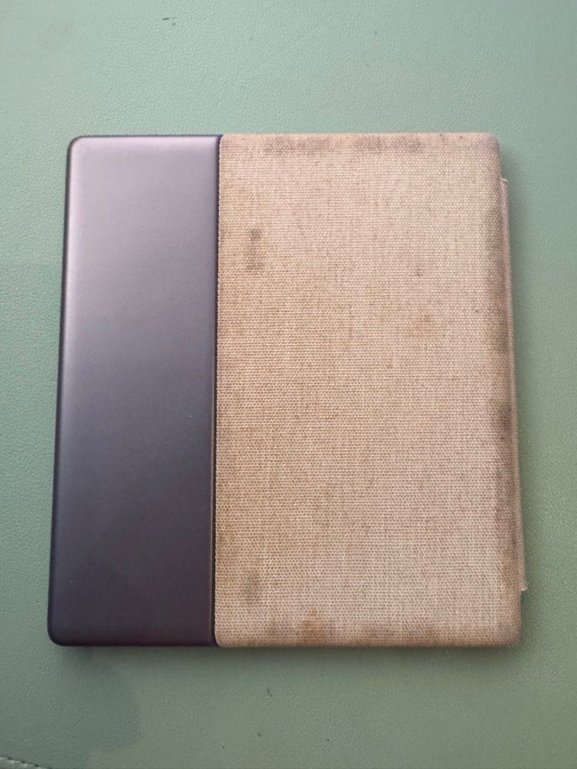 Kindle Oasis (1st Gen, 2016) – Great Condition (Category: E-Readers) located in Singapore. Submitted by markmark21 (Listing ID 1367068428, Image 3). Description: Selling my Kindle Oasis 1st Gen (2016 release) – ultra-light and premium e-reader. • Includes main device with charging cover • Screen is flawless, no scratches • All buttons work perfectly, battery still holds charge well • Lightweight design with physical page turn buttons – perfect fo