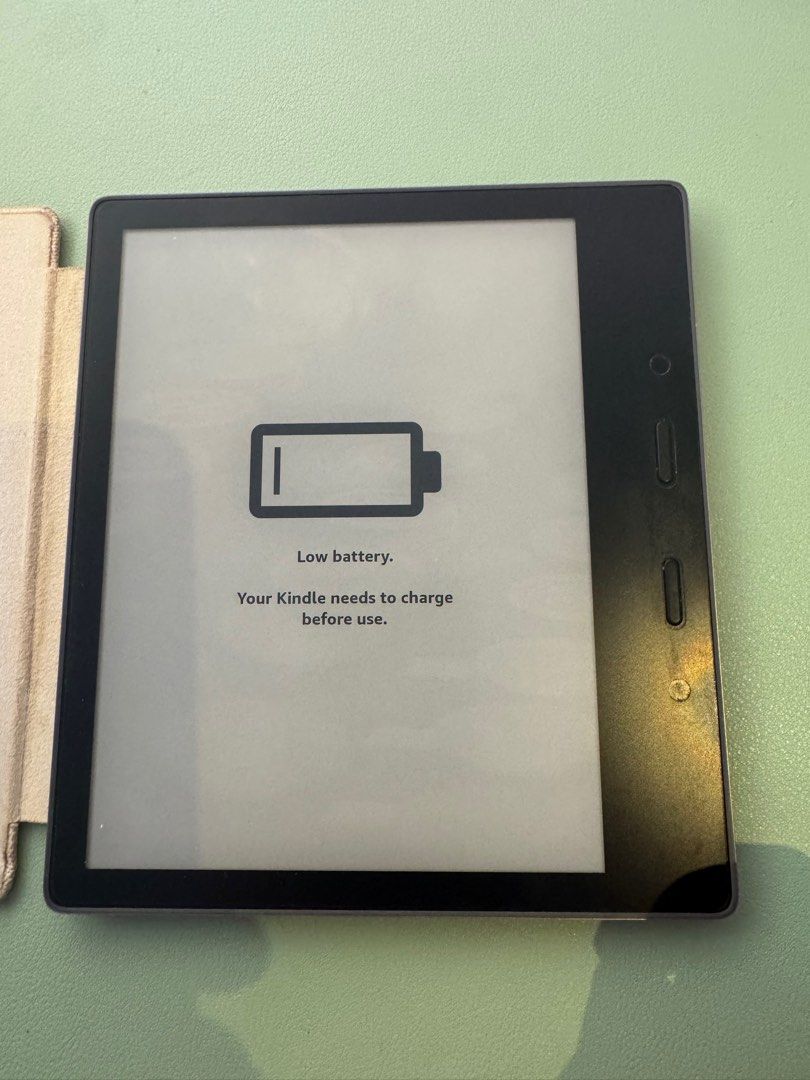 Kindle Oasis (1st Gen, 2016) – Great Condition (Category: E-Readers) located in Singapore. Submitted by markmark21 (Listing ID 1367068428, Image 1). Description: Selling my Kindle Oasis 1st Gen (2016 release) – ultra-light and premium e-reader. • Includes main device with charging cover • Screen is flawless, no scratches • All buttons work perfectly, battery still holds charge well • Lightweight design with physical page turn buttons – perfect fo
