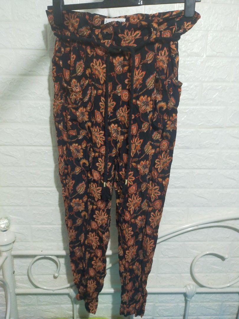 Mango Printed Pants (Category: Other Bottoms) located in Quezon City. Submitted by gzerimar (Listing ID 1367035357, Image 1). Description: .