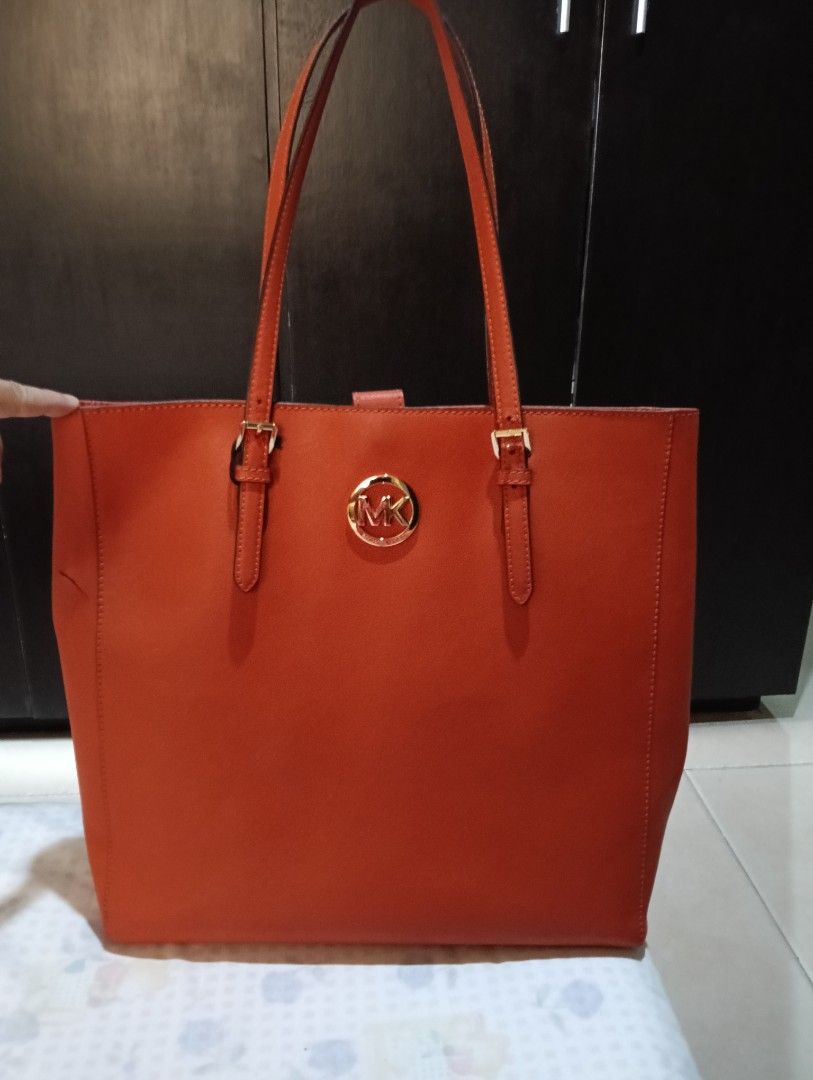 MK ToTe Bag with flaw (side cut) (Category: Luxury Bags & Wallets) located in Quezon City. Submitted by simpyirresistable (Listing ID 1366971423, Image 1). Description: Authentic From USA, used only 4x, nka stock lng, may maliit na hiwa sa side, diko alam san nakawit, as seen in pic, di naman siya visible at pede naman siya tahin. sukat:.15x14 inches.