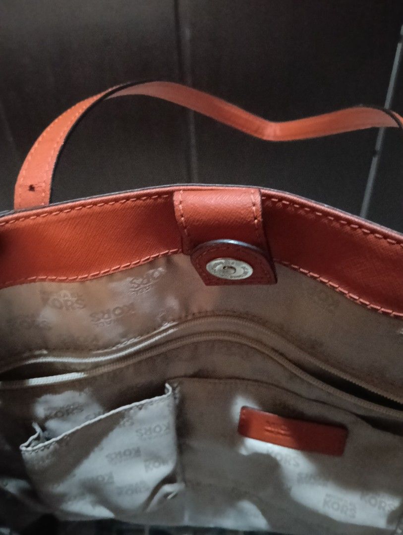 MK ToTe Bag with flaw (side cut) (Category: Luxury Bags & Wallets) located in Quezon City. Submitted by simpyirresistable (Listing ID 1366971423, Image 3). Description: Authentic From USA, used only 4x, nka stock lng, may maliit na hiwa sa side, diko alam san nakawit, as seen in pic, di naman siya visible at pede naman siya tahin. sukat:.15x14 inches.