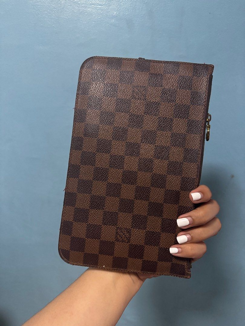 Neverfull MM DE Pouch (Category: Luxury Bags & Wallets) located in Mandaluyong City. Submitted by prelovedbyjoy12 (Listing ID 1366931714, Image 2). Description: The sides are worn out, bagspa from Brendaizzflo is 5k hence selling low Decluttering.