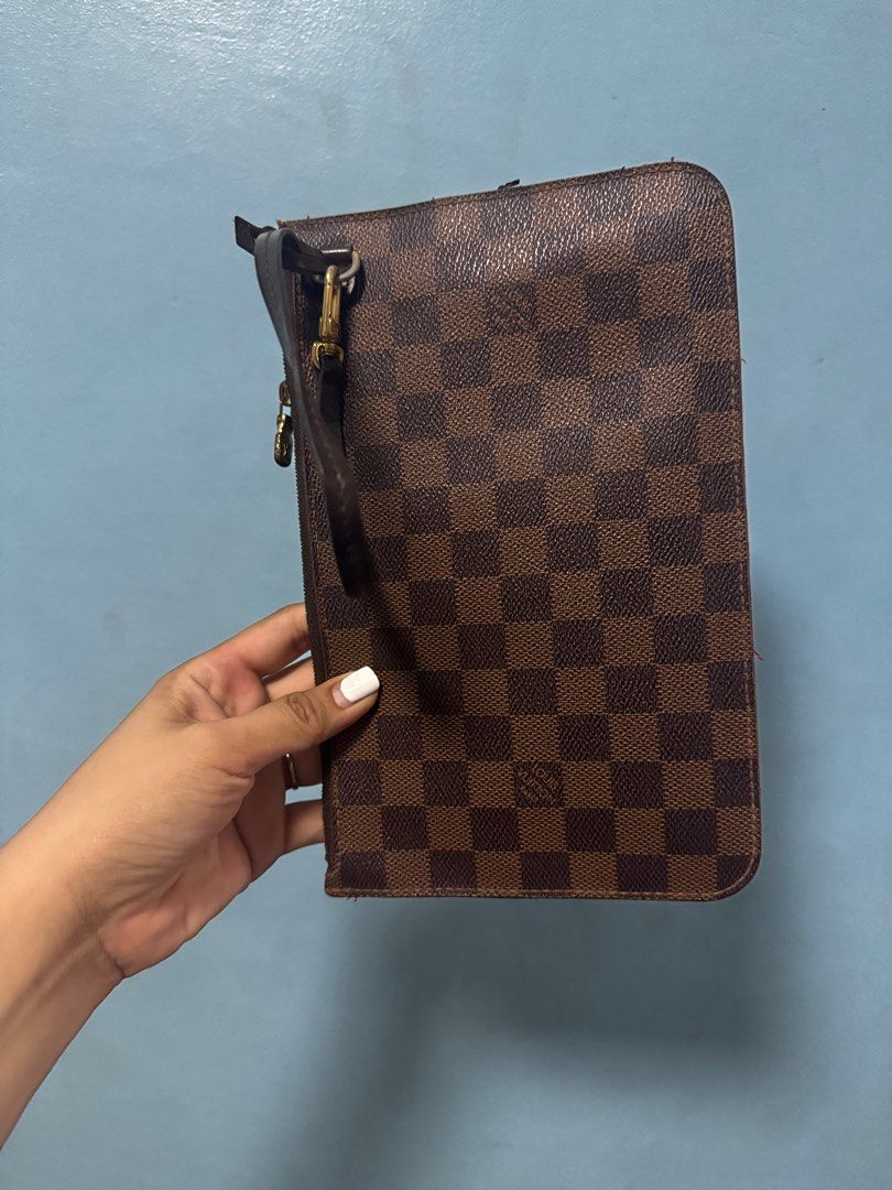Neverfull MM DE Pouch (Category: Luxury Bags & Wallets) located in Mandaluyong City. Submitted by prelovedbyjoy12 (Listing ID 1366931714, Image 1). Description: The sides are worn out, bagspa from Brendaizzflo is 5k hence selling low Decluttering.