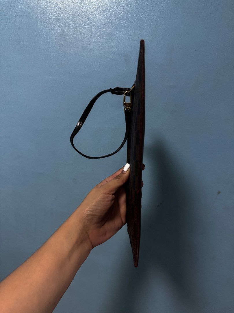 Neverfull MM DE Pouch (Category: Luxury Bags & Wallets) located in Mandaluyong City. Submitted by prelovedbyjoy12 (Listing ID 1366931714, Image 3). Description: The sides are worn out, bagspa from Brendaizzflo is 5k hence selling low Decluttering.