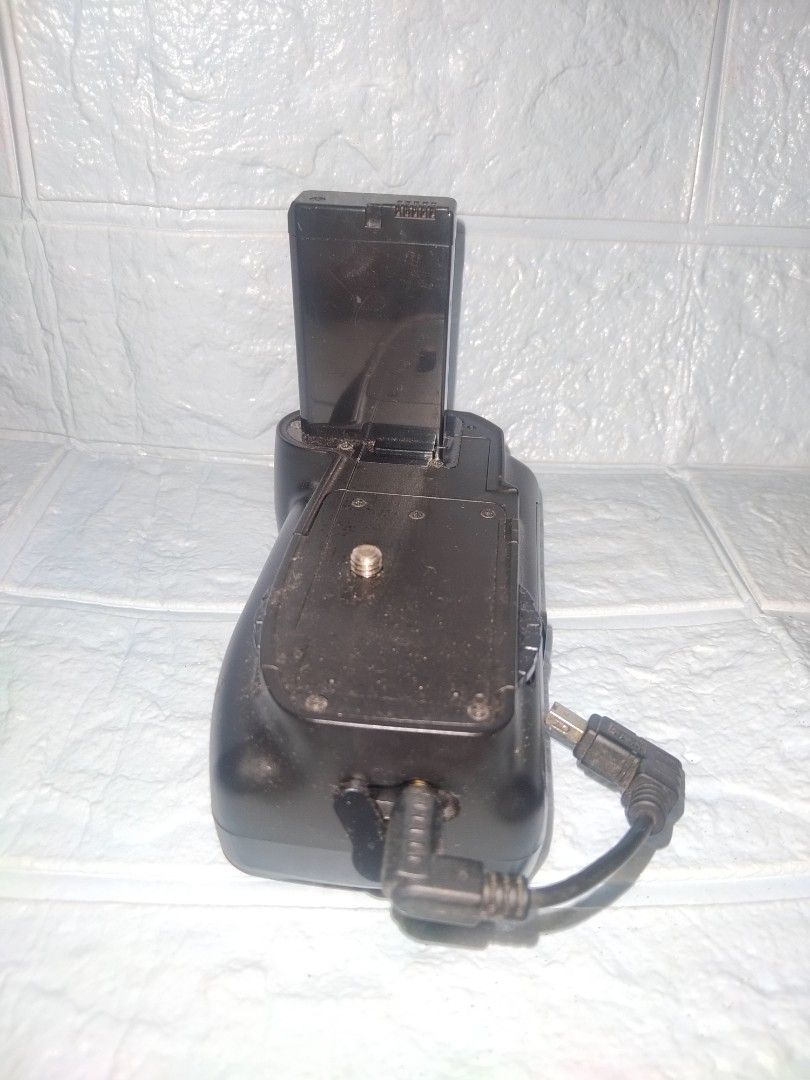 Photoolex Vertical Battery Grip For Nikon (Category: Batteries & Chargers) located in Quezon City. Submitted by Mr._Vintageous (Listing ID 1366921000, Image 2). Description: For Sale! Photoolex Vertical Battery Grip For Nikon camera. Fits Nikon D3100, D3200,D3400,D3500 Series. Fits Nikon D5100 and D5200 Series. Uses EN-EL 14 Battery Pack simultaneously in the battery grip. Actual pictures posted. Meet up along SM Fairview Quezon City. Can do meet
