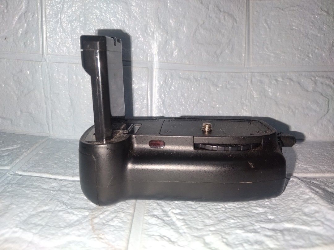 Photoolex Vertical Battery Grip For Nikon (Category: Batteries & Chargers) located in Quezon City. Submitted by Mr._Vintageous (Listing ID 1366921000, Image 1). Description: For Sale! Photoolex Vertical Battery Grip For Nikon camera. Fits Nikon D3100, D3200,D3400,D3500 Series. Fits Nikon D5100 and D5200 Series. Uses EN-EL 14 Battery Pack simultaneously in the battery grip. Actual pictures posted. Meet up along SM Fairview Quezon City. Can do meet