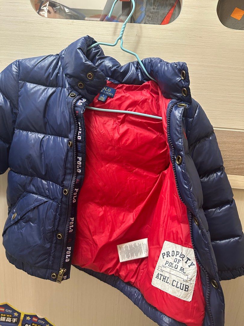 Polo Down Jacket （分類：嬰兒及小童流行時尚）位於 Hong Kong。 由 ruyan8 提交（商品編號 1366968612，圖片 2）。簡介： 超輕羽絨，新淨少著，已乾洗。 Size 5T, 新舊如圖，身長可看圖片。 。