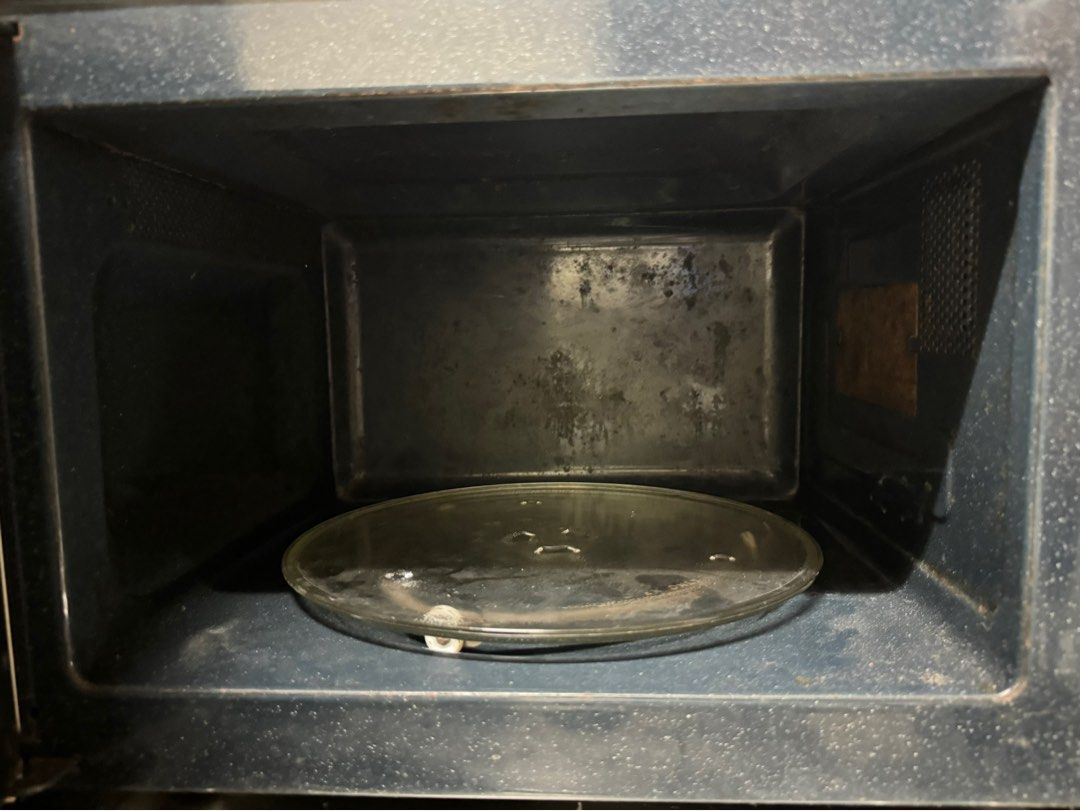 Samsung Microwave oven (Category: Cookers) located in Manila. Submitted by jaa_23 (Listing ID 1366911816, Image 3). Description: - Selling this used microwave oven - RFS: damaged magneto (can be changed) Loc: Caloocan city.