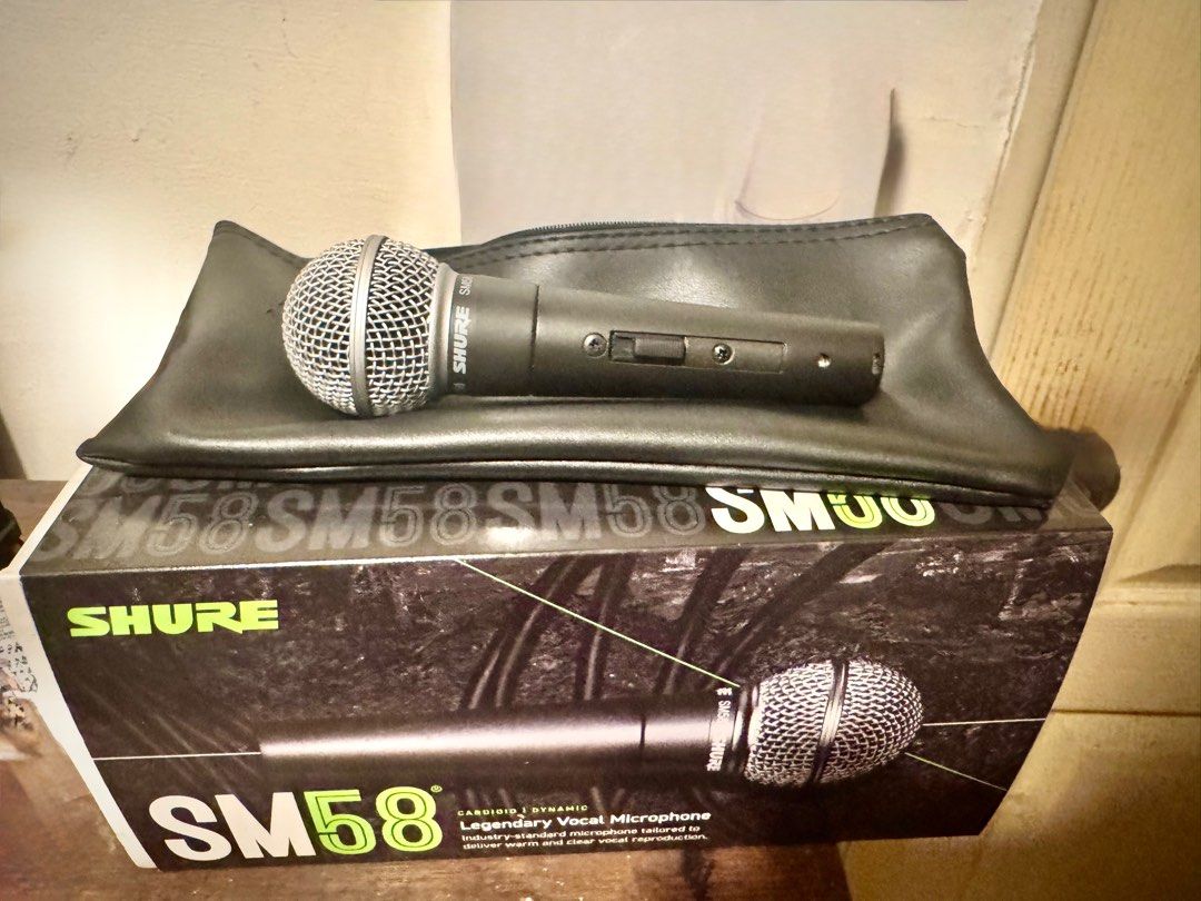 由 tqtcp2tknq13819 (刊登 ID 1367058846，圖片 1) 提交，位於 屏東縣 (Pingtung) 的 SHURE SM58 附盒書及軟袋 (類別：麥克風)，說明：SM58就是SM58 聲音聽起來像SM58 拿來敲人會很痛 幾乎全新 搖滾夢碎故出售 只有匯款+物流 或是面交+現金 若覺得風險過高 請乖乖待在家別出門。