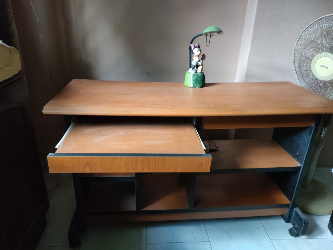 Solid wood table on wheels65075291913858111