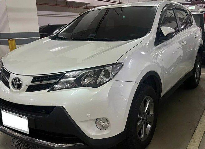 由 pipi1108cc (刊登 ID 1366985086，圖片 2) 提交，位於 台中市 (Taichung) 的 Toyota RAV4 2015款 2.0 E 白色 🔍️售價：18萬 🔍️出廠：2015年 🔍️行駛里程：8萬公里 🔍️乘客數：5門5座 🔍️排氣量：2.0L (類別：汽車出售)，說明：🔍️廠牌型號：Toyota RAV4 2015款 2.0 E 白色 🔍️售價：18萬 🔍️出廠：2015年 🔍️行駛里程：8萬公里 🔍️乘客數：5門5座 🔍️排氣量：2.0L 🔍️引擎燃料：汽油 🔍️驅動方式：2WD ★重要資訊★ 車輛均有第三方認證 ⭕️專業鑑定⭕️合格認證 ⭕️檢定報告⭕️一覽無疑 📣便宜賣🚫無事故🚫無泡水🚫無待修 提供💯完整第三方認證合格檢驗報告 保證✅實車實價✅車況透明✅安心購車 ★提供車況原始表 ★車況與認證表不符，退車並全額退費 ◎歡迎私訊預約賞車◎ ★早上10點到晚上18點 ★Line ID : pipi1108 ★聯絡