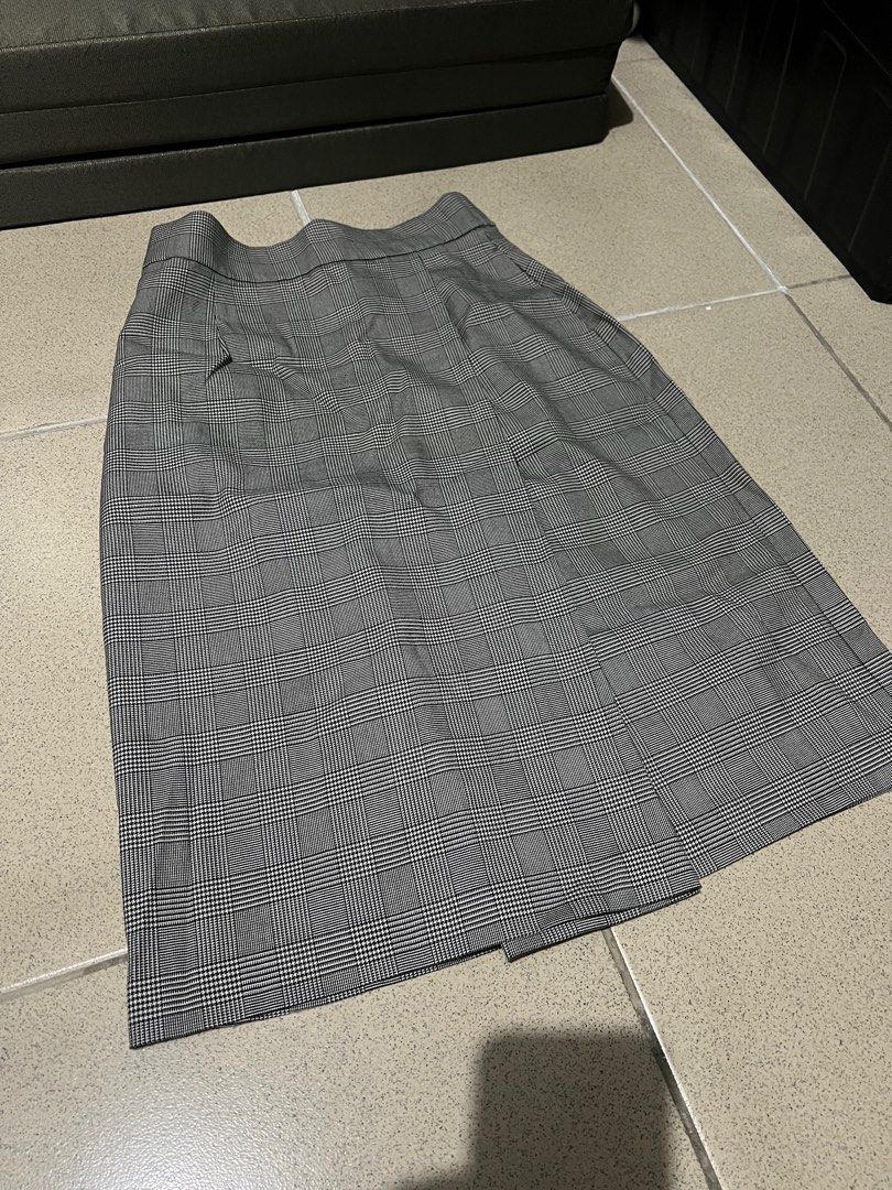 Uniqlo skirt (Category: Skirts) located in San Mateo. Submitted by junked (Listing ID 1366993346, Image 1). Description: Very good condition like new..
